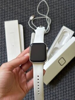 Apple Watch 4 44mm Silver Aluminum White Sport Band