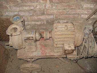 pumpa s motorem na podvozku