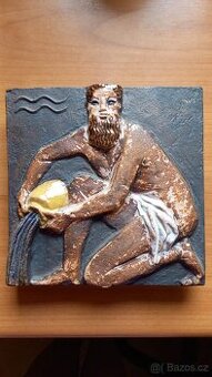 KERAMICKÝ RELIÉF – VODNÁŘ (JIHOKERA BECHYNĚ, 70. LÉTA)