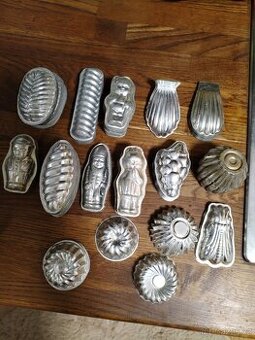 Formičky na cukroví staré.