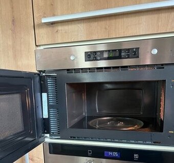 Vestavná mikrovlná trouba 