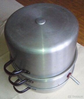 napařovací odšťavňovací hrnec na ovoce