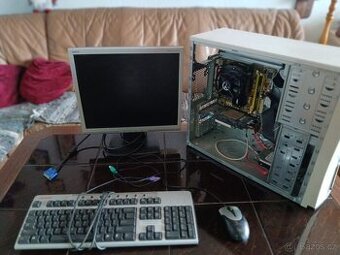 Starší PC ASUS – na náhradní díly / nekompletní