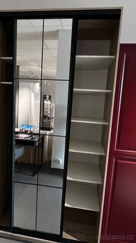 Šatní skříň s posuvnými dveřmi a zrcadlem