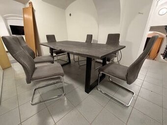 Moderní jídelní stůl s masivní deskou +6 židlí.