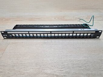 1U modulární patch panel 24p stíněný s vyvazovací lištou