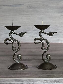 Pár kovových svícnů