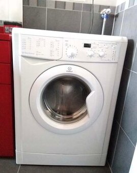 Extra úzká pračka Indesit 4kg, 33cm, slim