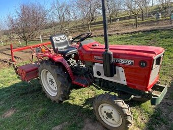 Traktor s rotovatorem