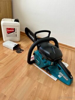 řetězová pila makita-EA3200S.