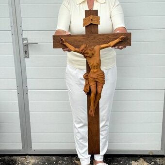 Krásný hodně velký dřevěný kříž celodřevěný