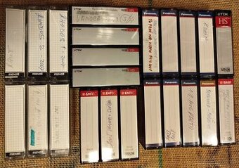 23x video kazeta VHS-C (MAXELL, TDK, PANASONIC, EMTEC, BASF)