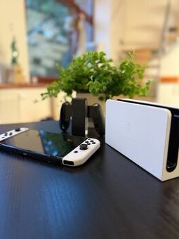 Nintendo Switch OLED + dok + bílé Joy-Con