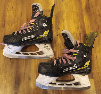 Hokejové brusle Bauer Supreme M4 vel. 3,5EE/EUR 36,5