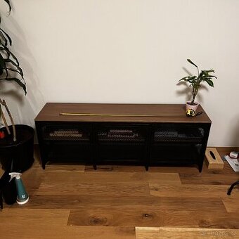 TV stolek IKEA FJÄLLBO – masivní dřevo & kov