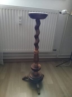 dřevěný starožitný stojan na květiny