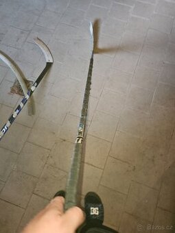 Hokejka warrior a dřevěná ccm
