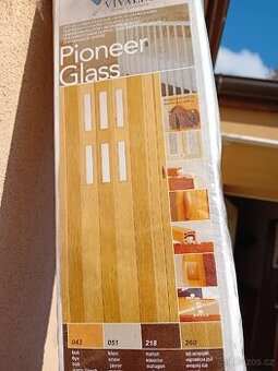 Bíle shrnovací dveře