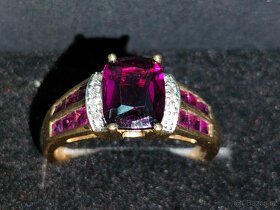 Zlaty honosný prsten Diamanty a vinovy granat .Rozmer 60