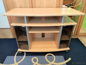 Televizní stolek na kolečkách
