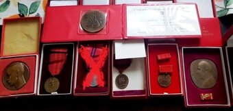 plakety, odznaky, vyznamenania, vlajky, medaile