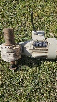 Elektromotor s převodovkou
