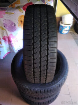 Maxxis 215/60R17C Zimní
