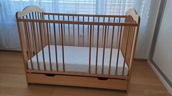 Dětská postýlka s vyjímatelnými příčkami, matrací a šuplíkem