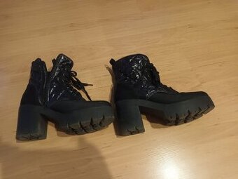 Černé dámské kotníkové boty