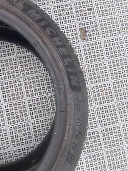 Pneu 235/40/19