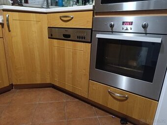 Funkční vstavaná myčka Bosch+ trouba Zanussi+ Digestoř+Deska