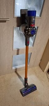 DYSON V8