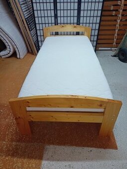 Prodám hezkou postel z masivu 90 x 200 cm