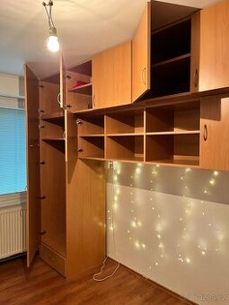 Šatní skříň / ložnicová sestava s prostorem pro postel