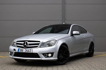 Krásný Mercedes-Benz C 250 Coupé s benzínovým motorem