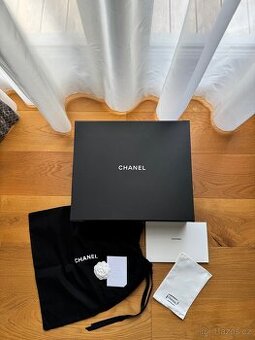Chanel krabice a dustbag.