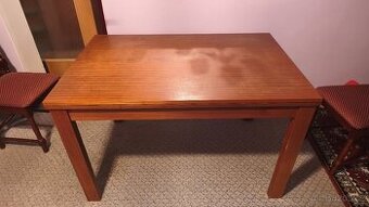Rozkládací jídelní stůl