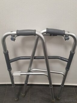 lehoučké hliníkové chodítko pro seniory