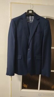 Modrý společenský oblek