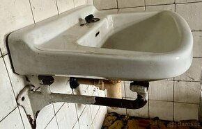 Staré keramické umyvadlo