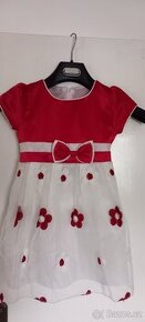 Červeno-bílé šaty