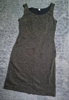 Elastické šaty vhodné i na ples.