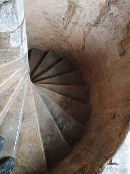 Zámecké opukové točité schodiště