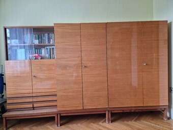 Skříně a knihovny