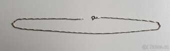 pěkný jemný kroucený stříbrný řetízek 3g, 42cm
