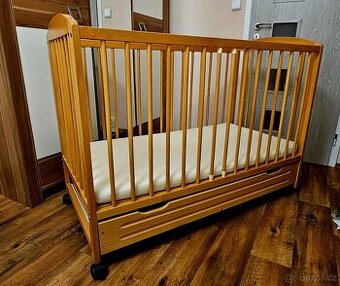 Dětská postýlka se šuplíkem