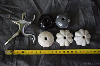 Úchytky k nábytku keramické a jedna kovová