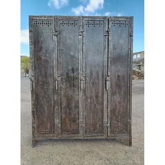 Stará nýtovaná šatní skříň industriální