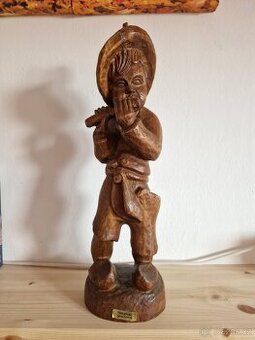Vyřezávaný chlapec s flétnou