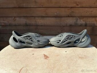 Adidas Yeezy Foam RNR Carbon